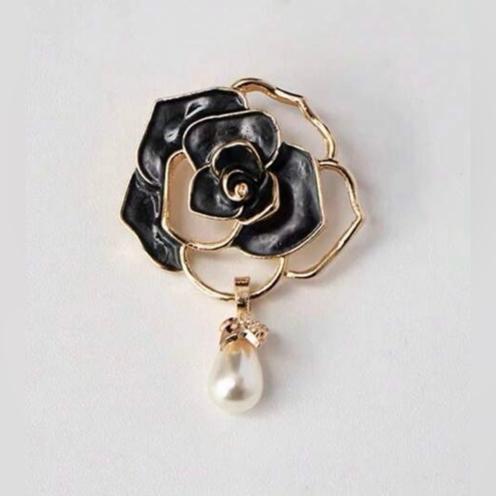 ✨ New ✨Elegant Black and Gold Camilla Flower Brooch with Pearl Accent ✨